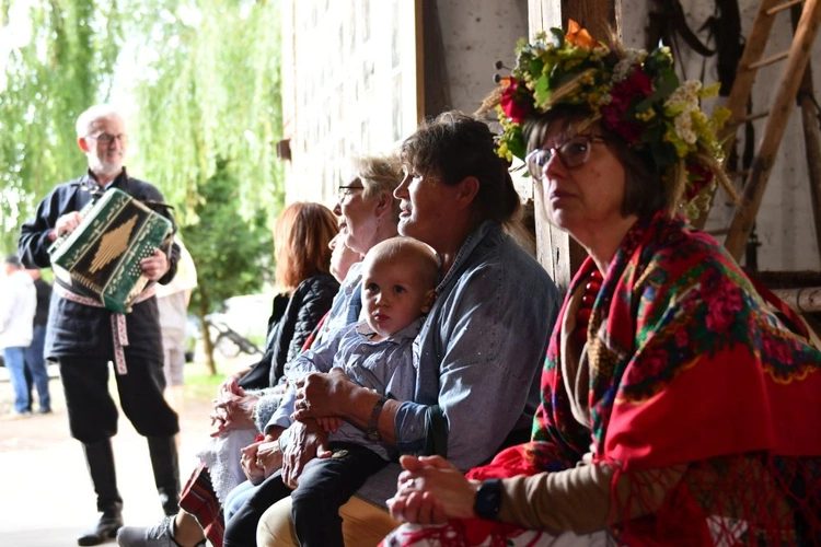 Wianki, mural, koncert i ognisko