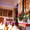 Po Eucharystii nuncjusz apostolski wraz z biskupami i księżmi modlili się w kaplicy Matki Bożej Ostrobramskiej.