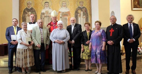 Dziesięć osób wyróżnionych medalem Servire Populo