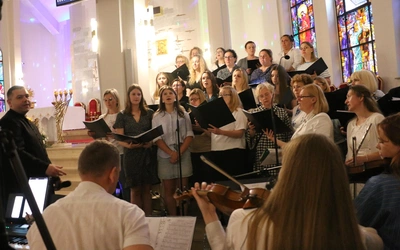 Śpiewy poprowadzili chór Całym Sercem z parafii Chrystusa Króla w Radomiu oraz Schola Rodziców i schola dziecięco-młodzieżowa z parafii w Jedlni-Letnisku.