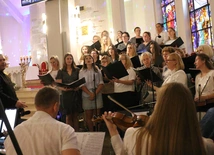 Śpiewy poprowadzili chór Całym Sercem z parafii Chrystusa Króla w Radomiu oraz Schola Rodziców i schola dziecięco-młodzieżowa z parafii w Jedlni-Letnisku.