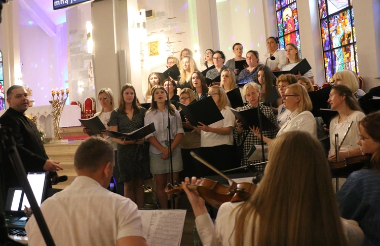 Śpiewy poprowadzili chór Całym Sercem z parafii Chrystusa Króla w Radomiu oraz Schola Rodziców i schola dziecięco-młodzieżowa z parafii w Jedlni-Letnisku.