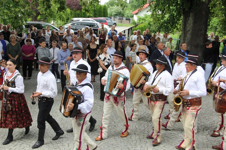 Jurków. 100-lecie parafii i prymicje bp. Jerzego Kołodzieja