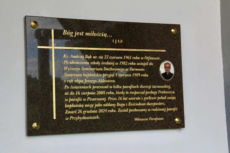 Tablica pamięci ks. Andrzeja Bąka w Pisarzowej