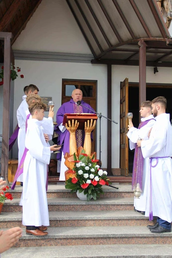 Tablica pamięci ks. Andrzeja Bąka w Pisarzowej