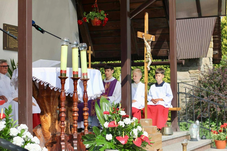 Tablica pamięci ks. Andrzeja Bąka w Pisarzowej