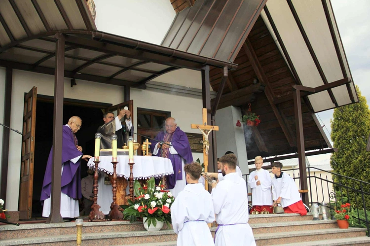 Tablica pamięci ks. Andrzeja Bąka w Pisarzowej
