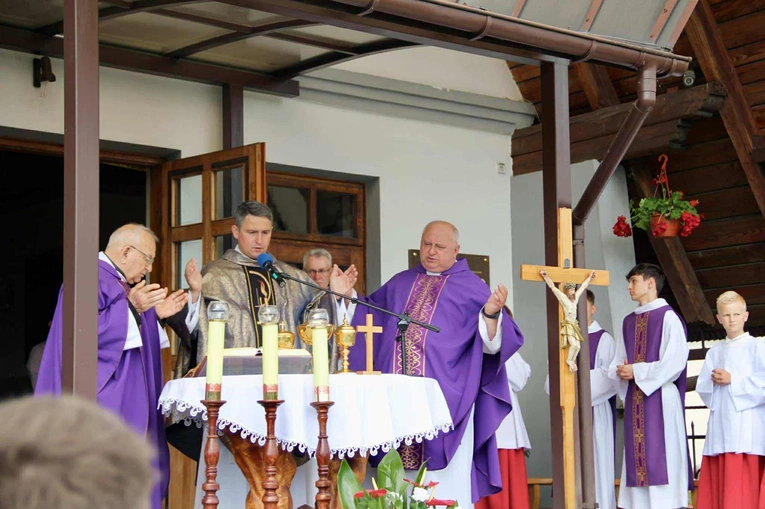 Tablica pamięci ks. Andrzeja Bąka w Pisarzowej