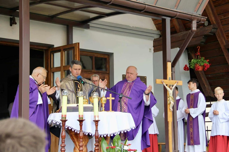Tablica pamięci ks. Andrzeja Bąka w Pisarzowej