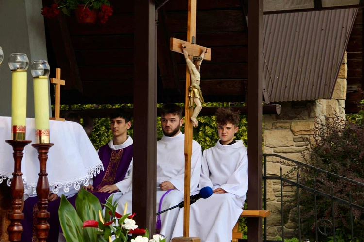 Tablica pamięci ks. Andrzeja Bąka w Pisarzowej
