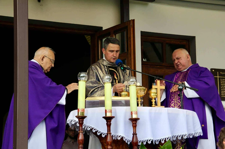 Tablica pamięci ks. Andrzeja Bąka w Pisarzowej