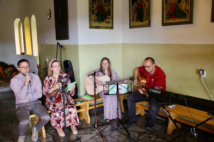 Tablica pamięci ks. Andrzeja Bąka w Pisarzowej