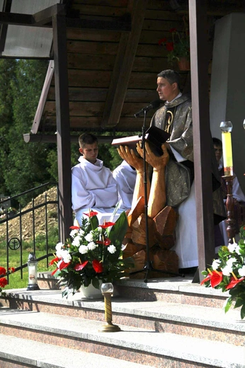 Tablica pamięci ks. Andrzeja Bąka w Pisarzowej