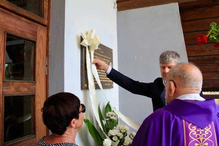 Tablica pamięci ks. Andrzeja Bąka w Pisarzowej