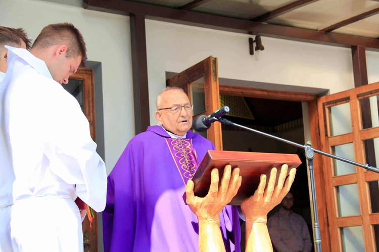 Tablica pamięci ks. Andrzeja Bąka w Pisarzowej