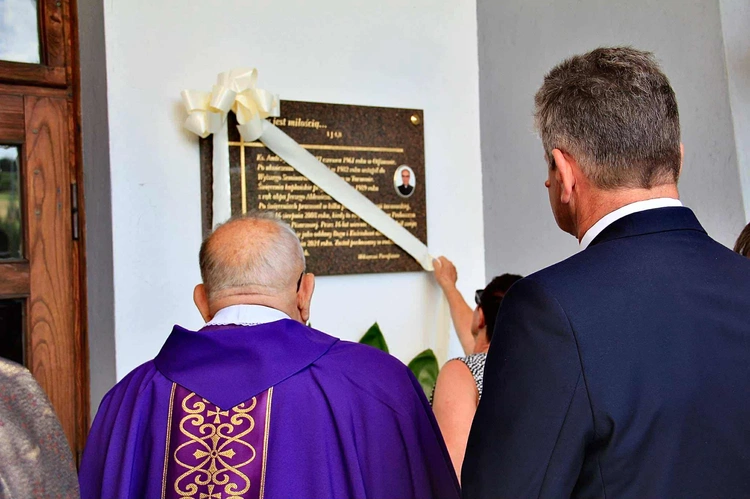 Tablica pamięci ks. Andrzeja Bąka w Pisarzowej