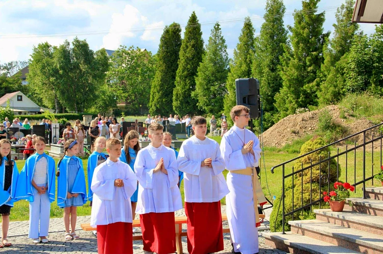 Tablica pamięci ks. Andrzeja Bąka w Pisarzowej