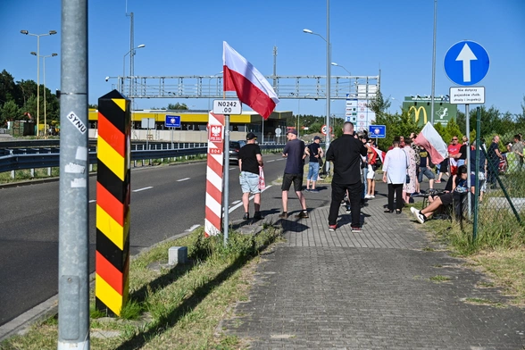 Premier: przywracamy czasową kontrolę na granicy z Niemcami i Litwą 