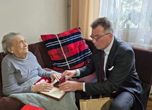W 1944 pomagała wyczerpanym powstańcom warszawskim. Dziś 104-letnia sanitariuszka otrzymała medal od Zakonu Maltańskiego