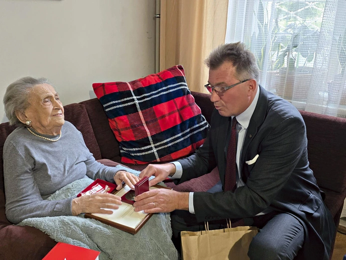 W 1944 pomagała wyczerpanym powstańcom warszawskim. Dziś 104-letnia sanitariuszka otrzymała medal od Zakonu Maltańskiego