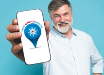Senior ze smartfonem. Dlaczego mądrzy ludzie zaczynają się gubić w procesie odróżniania prawdy od fałszu?