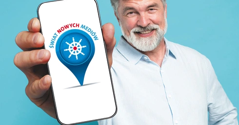 Senior ze smartfonem. Dlaczego mądrzy ludzie zaczynają się gubić w procesie odróżniania prawdy od fałszu?