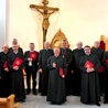 Duszpasterze emeryci  i ich następcy w kaplicy kurialnej z biskupem.