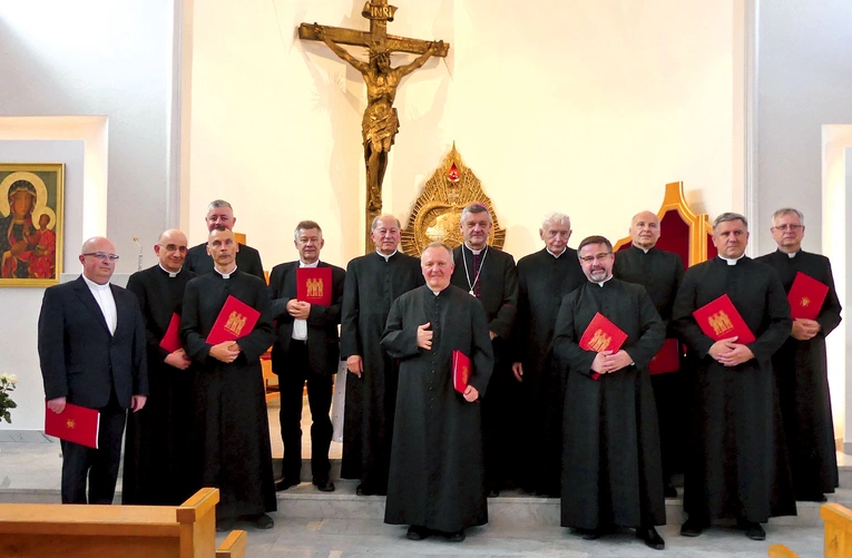 Duszpasterze emeryci  i ich następcy w kaplicy kurialnej z biskupem.