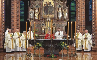 Eucharystię koncelebrowali jubilaci: ks. Jan Czyszczoń i Kazimierz Gruszka, oraz ks. Tadeusz Deńczyk, ks. Piotr Kansy i ks. Antoni Pleśniak.