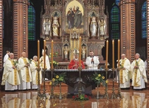 Eucharystię koncelebrowali jubilaci: ks. Jan Czyszczoń i Kazimierz Gruszka, oraz ks. Tadeusz Deńczyk, ks. Piotr Kansy i ks. Antoni Pleśniak.