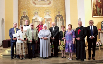 Nagrodzeni z biskupami Sławomirem Oderem i Andrzejem Iwaneckim. W imieniu dr Anny Rusek wyróżnienie odebrał ks. Józef Kara.  