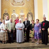 Nagrodzeni z biskupami Sławomirem Oderem i Andrzejem Iwaneckim. W imieniu dr Anny Rusek wyróżnienie odebrał ks. Józef Kara.  