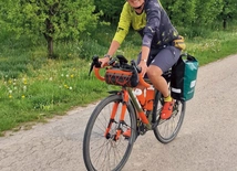 Na rowerze przejedzie blisko 3800 kilometrów. To około 40 dni w drodze,  która jest pielgrzymką,  ale też wsparciem dla tych, którzy potrzebują pomocy. 