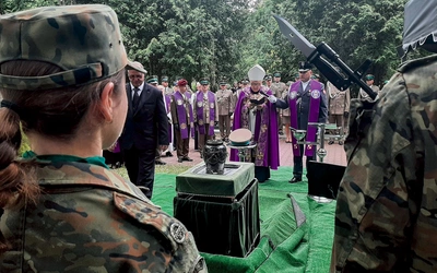 Ceremonia pochówku  na cmentarzu. 