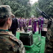 Ceremonia pochówku  na cmentarzu. 
