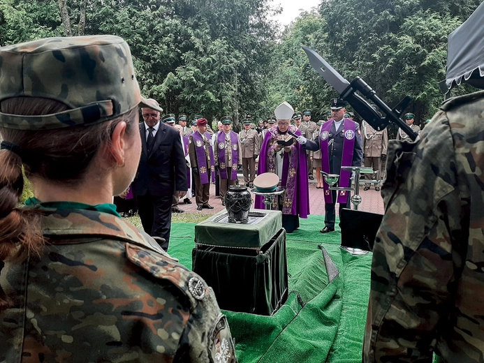 Ceremonia pochówku  na cmentarzu. 