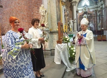 Katarzyna Matla z parafii św. Franciszka z Asyżu w Zabrzu-Zaborzu i Joanna Pytel z parafii św. Michała Archanioła w Bytomiu-Suchej Górze, katechetki przechodzące na emeryturę, przyjmują podziękowania od bp. Andrzeja Iwaneckiego.