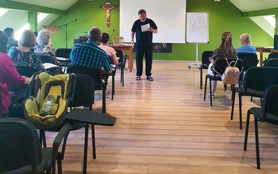 Ks. Radacki wyjaśniał uczestnikom złożoną strukturę stresu. 
