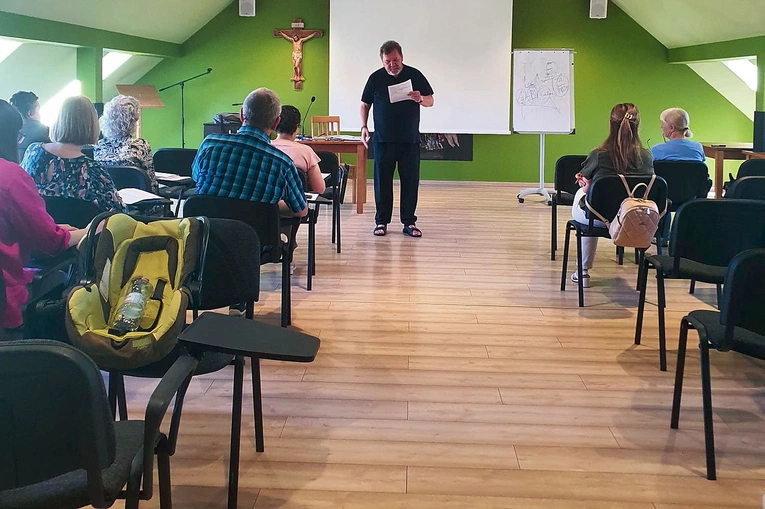 Ks. Radacki wyjaśniał uczestnikom złożoną strukturę stresu. 