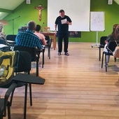 Ks. Radacki wyjaśniał uczestnikom złożoną strukturę stresu. 