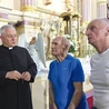 Marian Kasprzyk (w środku)  z ks. Andrzejem Zawadą  i Józefem Sojką w rajczańskim sanktuarium. 