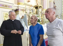 Marian Kasprzyk (w środku)  z ks. Andrzejem Zawadą  i Józefem Sojką w rajczańskim sanktuarium. 