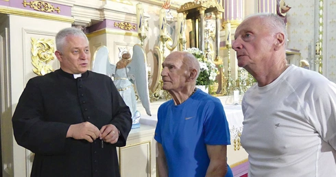 Marian Kasprzyk (w środku)  z ks. Andrzejem Zawadą  i Józefem Sojką w rajczańskim sanktuarium. 