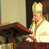  Arcybiskup Mieczysław Mokrzycki  mówił, że oprócz wiedzy ważne  są wiara i wartości. 