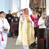 Pasterz pobłogosławił ruszających w pątniczą  drogę.