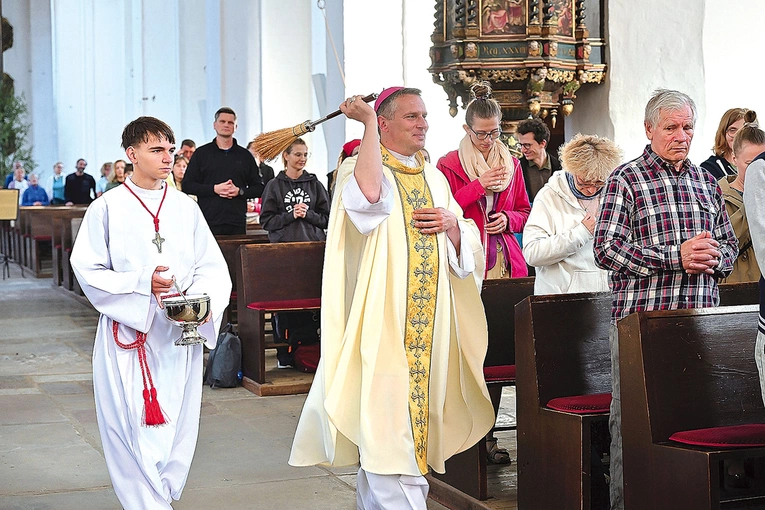 Pasterz pobłogosławił ruszających w pątniczą  drogę.