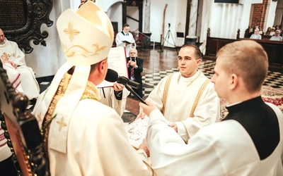 Diakon otrzymał stułę i dalmatykę, które będzie nosił podczas liturgii, oraz ewangeliarz.