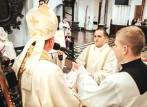 Diakon otrzymał stułę i dalmatykę, które będzie nosił podczas liturgii, oraz ewangeliarz.