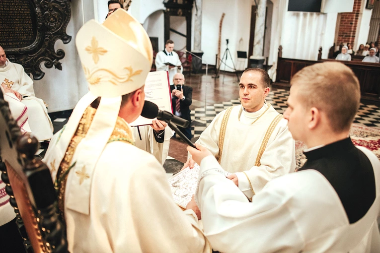 Diakon otrzymał stułę i dalmatykę, które będzie nosił podczas liturgii, oraz ewangeliarz.