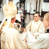 Diakon otrzymał stułę i dalmatykę, które będzie nosił podczas liturgii, oraz ewangeliarz.